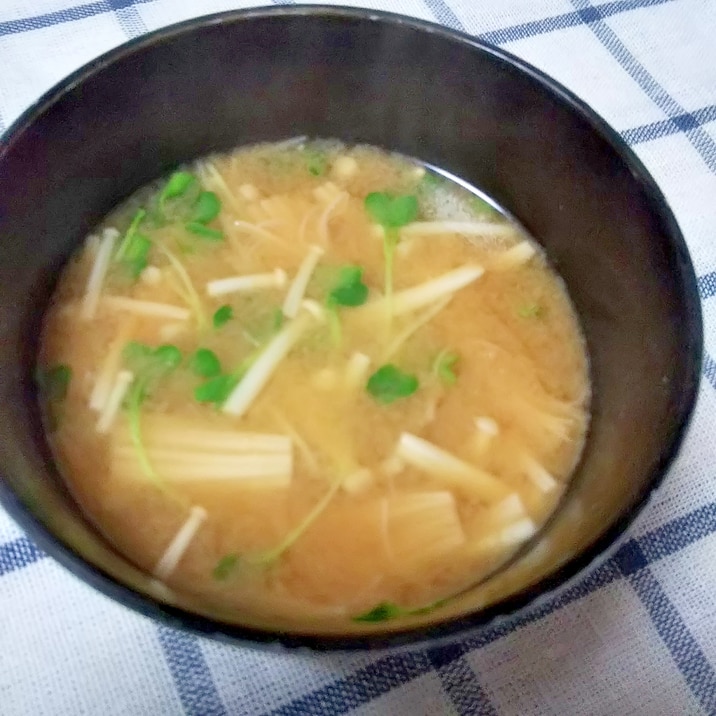 手早くできる♪えのきとカイワレのお味噌汁